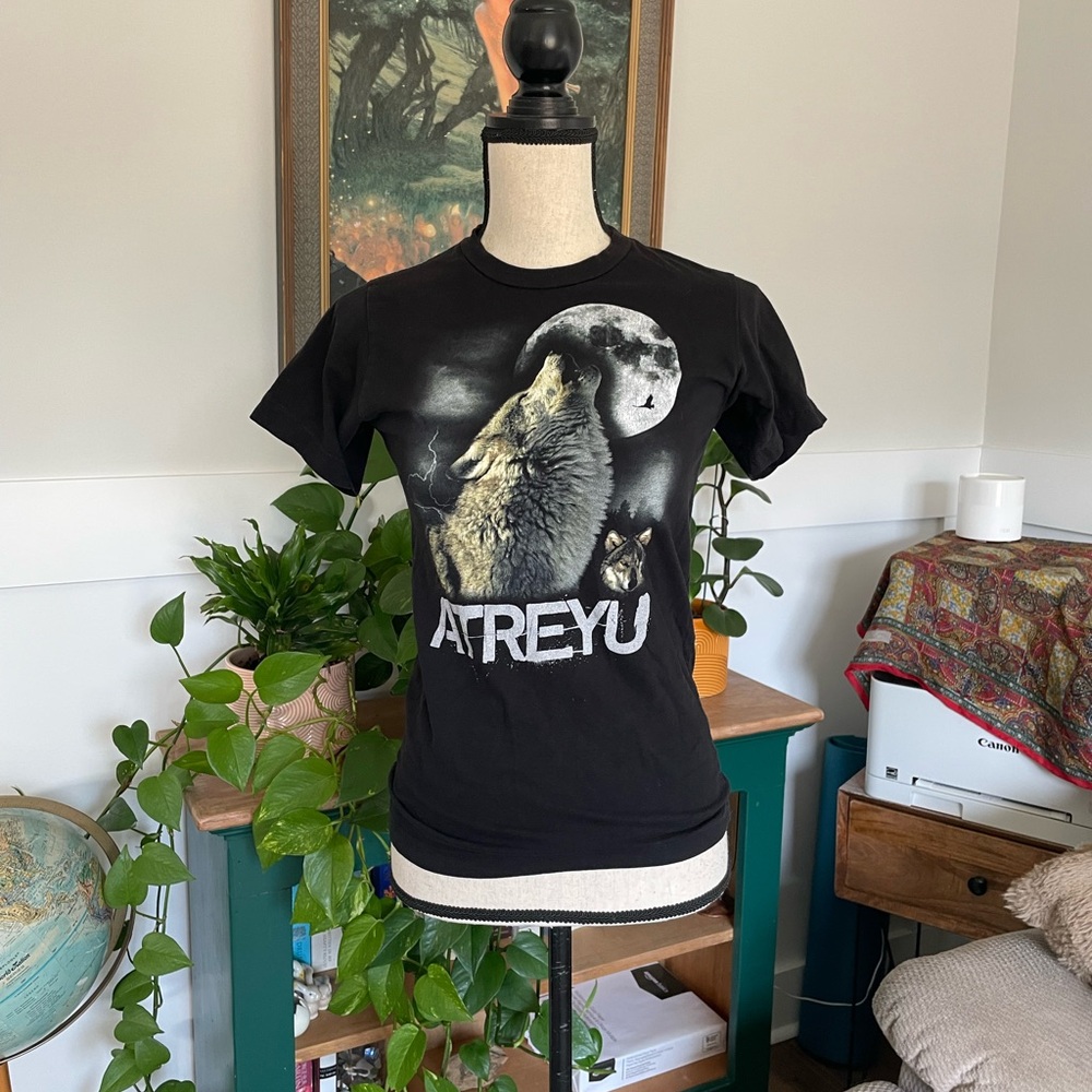 Vintage Y2K Atreyu Graphic Band T-shirt Black Short Sleeve Wolf Howling XS